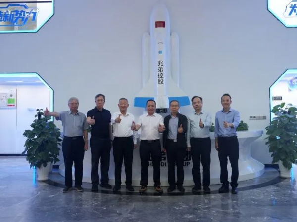 全國(guó)工程勘察設(shè)計(jì)大師郁銀泉、任慶英、周建龍等專家組團(tuán)考察兆弟綠色全裝配式技術(shù)新突破